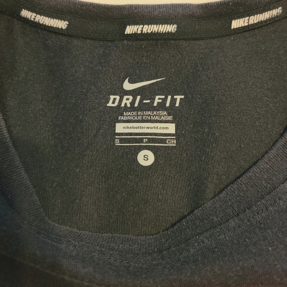 Nike Women's "Run" t-shirt- Small - Picture 2 of 2
